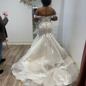 Elegant Off-Shoulder Lace Wedding Gown